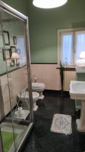 ein Badezimmer mit 2 WCs, einer Dusche und einem Waschbecken in der Unterkunft B&b La casa di Cesy in Castrezatto