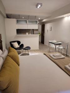 ein Wohnzimmer mit Sofa und Tisch in der Unterkunft Color Botánico in Buenos Aires