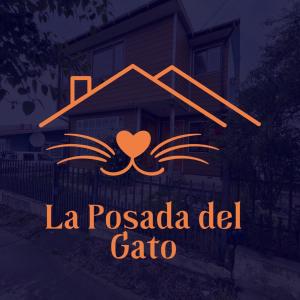 una casa con un cartello che legge la presada del cartone di Posada De Los Gatos a Puerto Natales