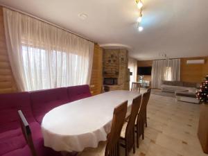 un soggiorno con tavolo bianco e divano di Апартаменты a Vinnycja