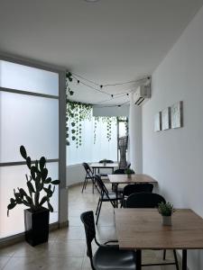een eetkamer met tafels en stoelen en een plant bij Hotel Fenix in Cúcuta