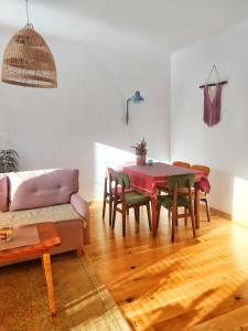 uma sala de estar com uma mesa e cadeiras e um sofá em Apartament Borówka em Jedlina-Zdrój