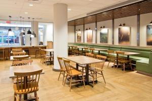 Restaurace v ubytování Fairfield Inn & Suites by Marriott Nashville Airport