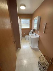 La petite salle de bains est pourvue de toilettes et d'un lavabo. dans l'établissement Waters Edge Cottage, à Merrimac