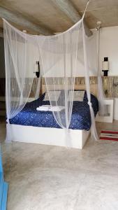 Barra de MaldonadoにあるHabitación payesa en el bosque, La Barraのベッドルーム(蚊帳付きのベッド1台付)