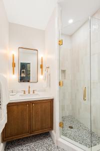 uma casa de banho com um lavatório e um chuveiro em Independence Square 205, Stylish Hotel Room with AC, Great Location in Aspen em Aspen