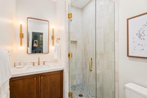 阿斯潘Independence Square 205, Stylish Hotel Room with AC, Great Location in Aspen的带淋浴、水槽和镜子的浴室