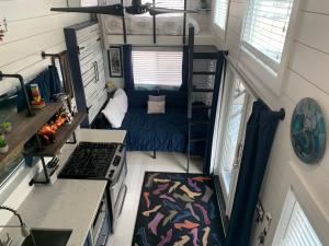 Lively Pet-Welcoming Tiny Haven in Bustling Clermont!的厨房或小厨房