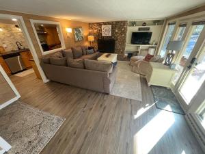 uma sala de estar com um sofá e uma mesa em Streamview Retreat near I-77/40 em Statesville