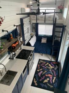 克莱蒙Lively Pet-Welcoming Tiny Haven in Bustling Clermont!的一个小房子里厨房和客厅的空中景色