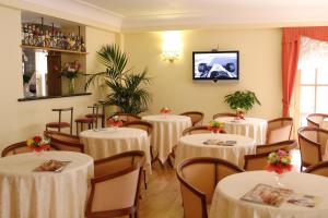 Hotel Castel Gandolfo tesisinde bir restoran veya yemek mekanı