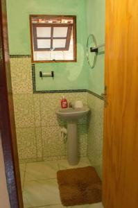 聖本圖－杜薩普卡伊的住宿－Cantinho do Riacho Lareira Vista Espetacular，一间带水槽和窗户的浴室