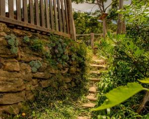 聖本圖－杜薩普卡伊的住宿－Cantinho do Riacho Lareira Vista Espetacular，石墙,石楼梯在围栏旁边