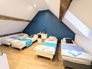 Cette chambre mansardée comprend 4 lits. dans l'établissement La Clé des Champs, à Marigny-lès-Reullée
