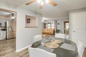 Η κουζίνα ή μικρή κουζίνα στο Spacious Delaware Home with Game Room!