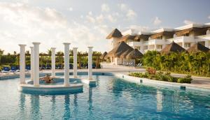 La alberca dentro o cerca de Grand Riviera Princess - All Inclusive