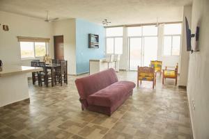 uma ampla sala de estar com um sofá e uma cozinha em Villa Los Nonos em Mérida