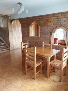 ein Esszimmer mit einem Holztisch und Stühlen in der Unterkunft Casa Cerro Divisadero in Coihaique