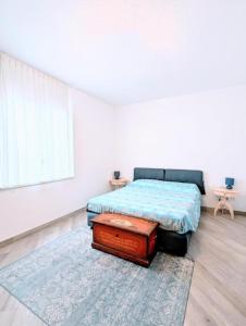 um quarto com uma cama e um tapete em Jacks Haus em Lugano