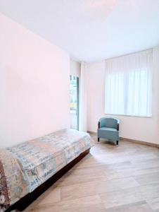 um quarto com uma cama e uma cadeira em Jacks Haus em Lugano