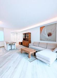 uma sala de estar com um sofá e uma mesa em Jacks Haus em Lugano