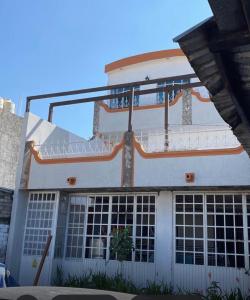 een gebouw met een balkon erboven bij Casa Ranitas in Tepic