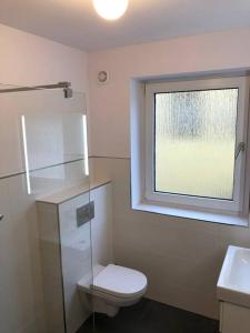 een badkamer met een toilet en een raam bij Sanierte 2 Zimmer Wohnung am CentrO in Oberhausen in Oberhausen