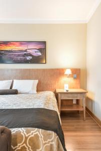 um quarto de hotel com uma cama e uma secretária em Premium room Berrini em São Paulo