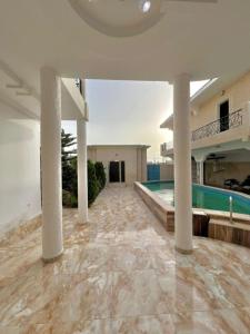 une chambre vide avec une piscine dans une maison dans l'établissement wonderful and distinctive villa that you will love, à Nouakchott