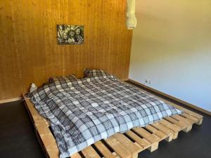 RuerasにあるGemütliche 45 Zimmerwohnung in den Bündner Bergen bei Sedrunの毛布が付いた部屋のベッド1台