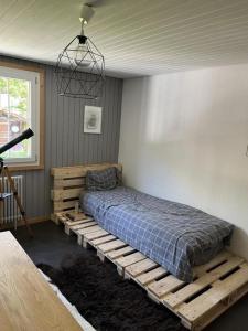 RuerasにあるGemütliche 45 Zimmerwohnung in den Bündner Bergen bei Sedrunのベッドルーム1室(木製ベッド1台付)