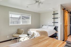 1 dormitorio con cama, mesa y ventana en Quiet and Convenient Reno Studio Less Than 2 Mi to Downtown! en Reno