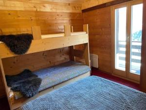 a bedroom with a bunk bed in a log cabin at Chalet familial in Grimentz