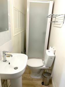 uma casa de banho com um WC branco e um lavatório. em Studio avec wifi a Neris les Bains em Néris-les-Bains