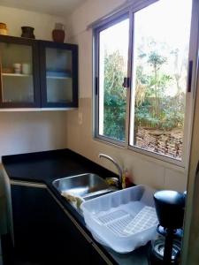 un comptoir de cuisine avec un évier et une fenêtre dans l'établissement Altamira 1, à Punta del Este