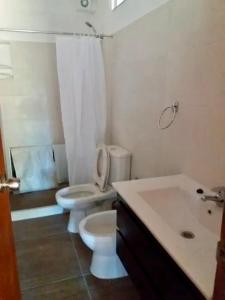 une salle de bain avec toilettes, lavabo et baignoire dans l'établissement Altamira 1, à Punta del Este