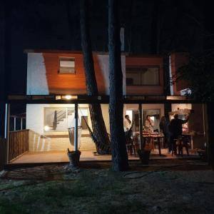 Un groupe de personnes assises à une table devant une maison dans l'établissement Altamira 1, à Punta del Este