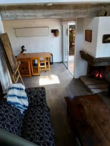un salon avec une table et une cheminée dans l'établissement Altamira 1, à Punta del Este