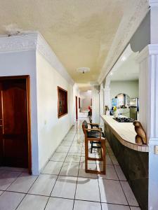 een keuken met een aanrecht en een tafel in een kamer bij Casa Ranitas in Tepic
