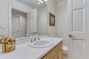 uma casa de banho branca com um lavatório e um espelho em Oceanfront Villa 3 (105) Boardwalk Oceanfront em Ocean City