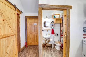 een badkamer met een toilet en een wastafel bij Glenvil Cabin with Gas Grill Steps to Dock and Pond! 