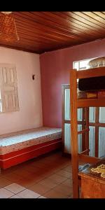 une chambre avec un lit superposé et une fenêtre dans l'établissement Hospedaria da Lua hostel, à Alter do Chão