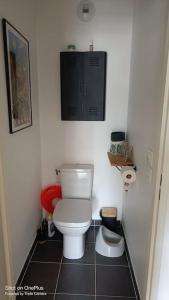 a small bathroom with a toilet in a room at Appartement avec terrasse in Saint-Denis