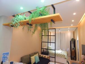 - un salon avec un canapé et des plantes dans l'établissement Flat Atlântica Alto luxo - Posto 6 Copacabana, à Rio de Janeiro