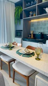 uma cozinha com uma mesa com dois copos em Apartamento em Maceió - RN Studio 805 em Maceió