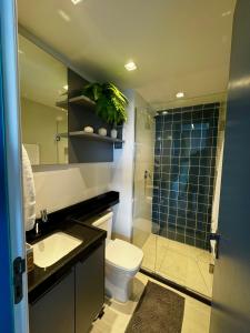 uma casa de banho com um WC, um lavatório e um chuveiro em Apartamento em Maceió - RN Studio 805 em Maceió