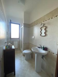un bagno con un water bianco e un lavandino di Casa Calma a Quarrata Altre 25 foto