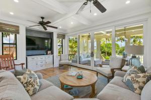 een woonkamer met een bank en een tafel bij Luxury 5 Bed Home with Pool and Spa- Alekona Kauai in Koloa