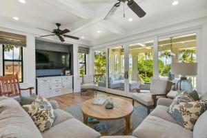 una sala de estar con un sofá y una mesa en Luxury 5 Bed Home with Pool and Spa- Alekona Kauai, en Koloa