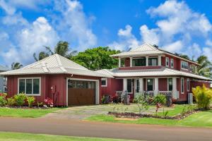 een rood huis met een wit dak bij Luxury 5 Bed Home with Pool and Spa- Alekona Kauai in Koloa